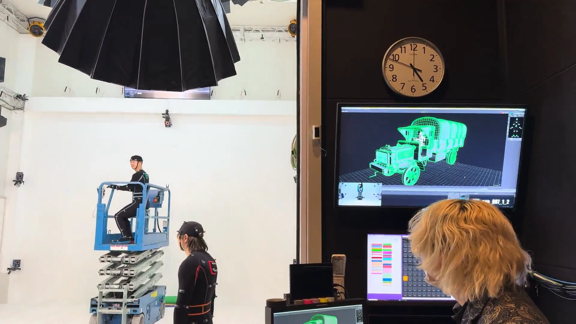 収録のコントロールルーム。複数のモニターとスイッチャー、オペレーターが稼働中